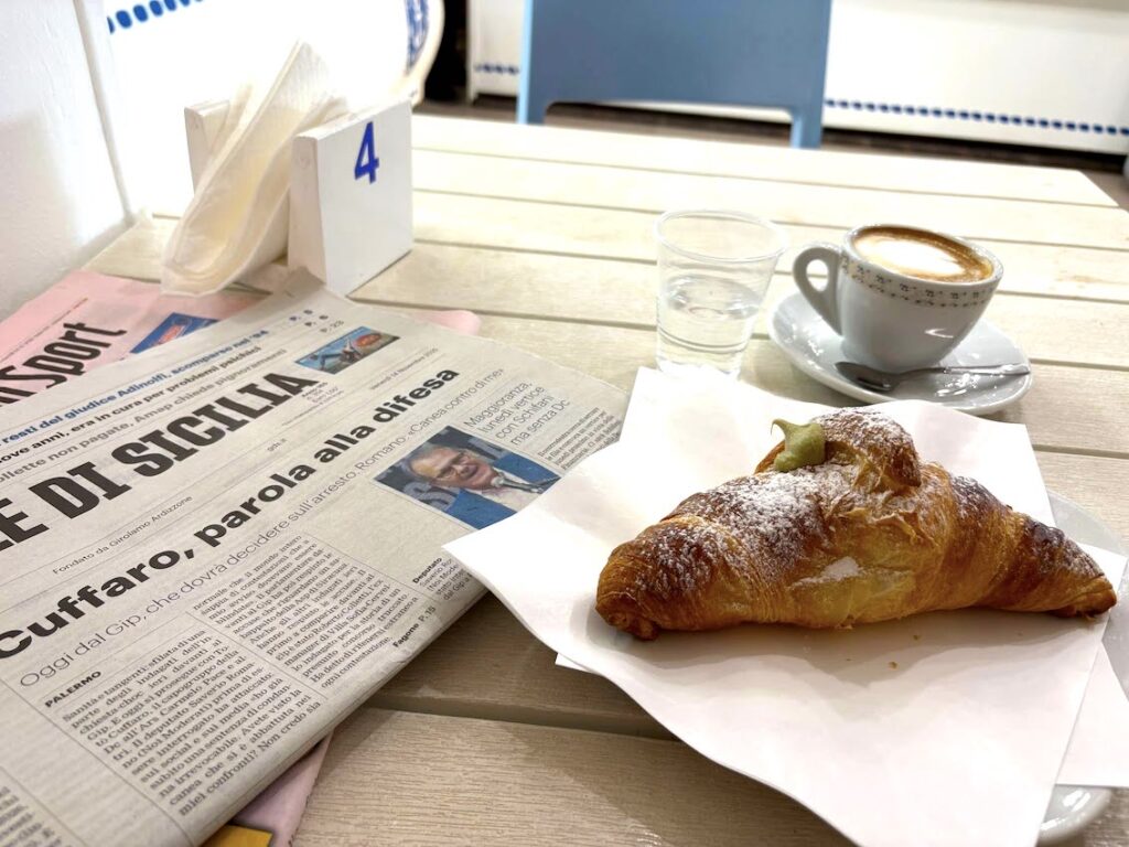 cornetto z kremem pistacjowym kuchnia sycylii